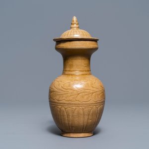 A Chinese brown-glazed vase and cover with incised design, Song — 照片 2