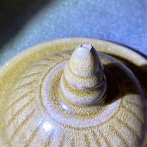 A Chinese brown-glazed vase and cover with incised design, Song — 照片 10