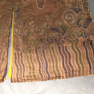 A Chinese brown ground eight-dragon embroidered silk robe, Qianlong — photo 12