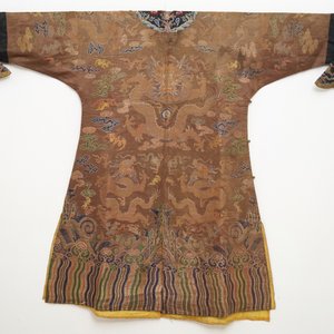 A Chinese brown ground eight-dragon embroidered silk robe, Qianlong — photo 5