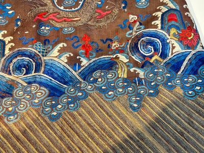 A Chinese brown-ground embroidered silk 'Dragon' robe, 'Ji Fu' 吉服, 19th C. — photo 11