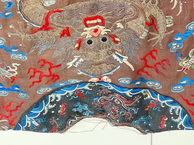 A Chinese brown-ground embroidered silk 'Dragon' robe, 'Ji Fu' 吉服, 19th C. — photo 13
