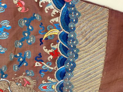 A Chinese brown-ground embroidered silk 'Dragon' robe, 'Ji Fu' 吉服, 19th C. — photo 14