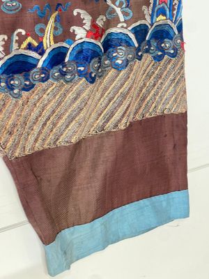 A Chinese brown-ground embroidered silk 'Dragon' robe, 'Ji Fu' 吉服, 19th C. — photo 15