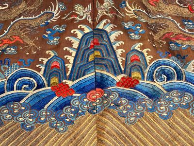 A Chinese brown-ground embroidered silk 'Dragon' robe, 'Ji Fu' 吉服, 19th C. — photo 19