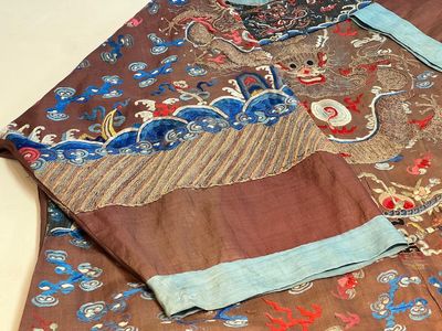 A Chinese brown-ground embroidered silk 'Dragon' robe, 'Ji Fu' 吉服, 19th C. — photo 2