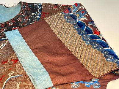 A Chinese brown-ground embroidered silk 'Dragon' robe, 'Ji Fu' 吉服, 19th C. — photo 3