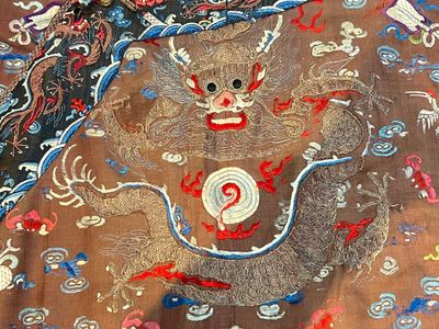 A Chinese brown-ground embroidered silk 'Dragon' robe, 'Ji Fu' 吉服, 19th C. — photo 4