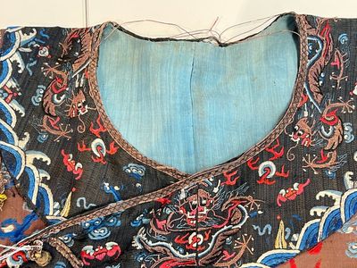 A Chinese brown-ground embroidered silk 'Dragon' robe, 'Ji Fu' 吉服, 19th C. — photo 5