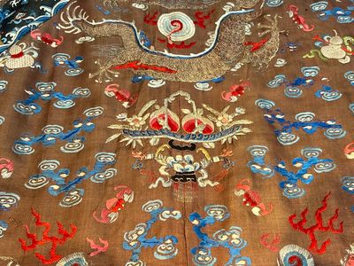 A Chinese brown-ground embroidered silk 'Dragon' robe, 'Ji Fu' 吉服, 19th C. — photo 6
