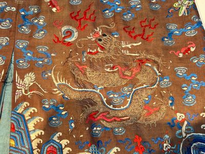 A Chinese brown-ground embroidered silk 'Dragon' robe, 'Ji Fu' 吉服, 19th C. — photo 8