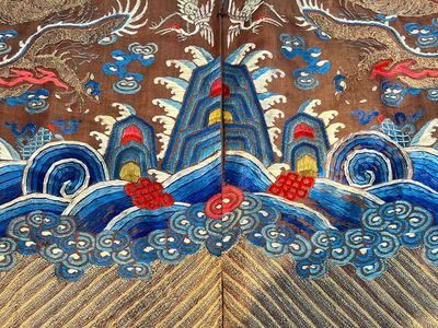A Chinese brown-ground embroidered silk 'Dragon' robe, 'Ji Fu' 吉服, 19th C. — photo 9