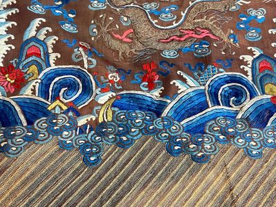 A Chinese brown-ground embroidered silk 'Dragon' robe, 'Ji Fu' 吉服, 19th C. — photo 10