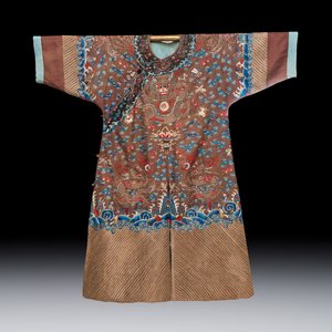 A Chinese brown-ground embroidered silk 'Dragon' robe, 'Ji Fu' 吉服, 19th C. — photo 1