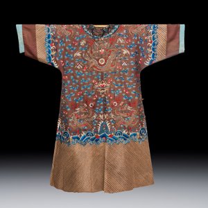 A Chinese brown-ground embroidered silk 'Dragon' robe, 'Ji Fu' 吉服, 19th C. — photo 2