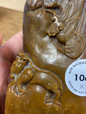 A Chinese brown jade inscribed seal stamp and a white jade 'mountainous landscape' carving, 19/20th C. — photo 6