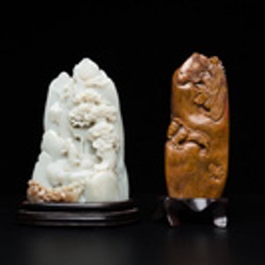 A Chinese brown jade inscribed seal stamp and a white jade 'mountainous landscape' carving, 19/20th C. — photo 2