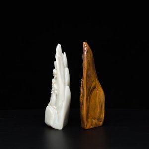 A Chinese brown jade inscribed seal stamp and a white jade 'mountainous landscape' carving, 19/20th C. — photo 6