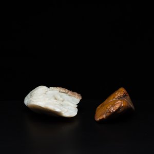 A Chinese brown jade inscribed seal stamp and a white jade 'mountainous landscape' carving, 19/20th C. — photo 7