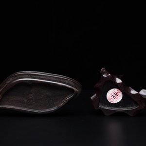 A Chinese brown jade inscribed seal stamp and a white jade 'mountainous landscape' carving, 19/20th C. — photo 9