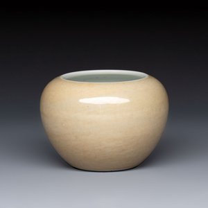 A Chinese café-au-lait-glazed water pot, Yongzheng mark, 19/20th C. — photo 1