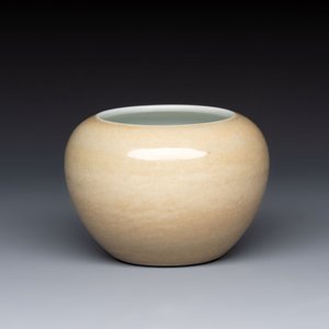 A Chinese café-au-lait-glazed water pot, Yongzheng mark, 19/20th C. — photo 2