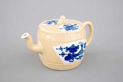 Une théière en porcelaine de Chine au fond "café au lait", époque Kangxi, ca. 1700