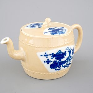 Une théière en porcelaine de Chine au fond "café au lait", époque Kangxi, ca. 1700 — photo 1