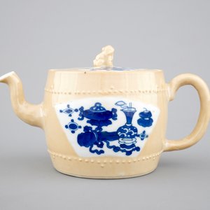 Une théière en porcelaine de Chine au fond "café au lait", époque Kangxi, ca. 1700 — photo 2