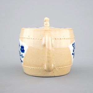 Une théière en porcelaine de Chine au fond "café au lait", époque Kangxi, ca. 1700 — photo 3