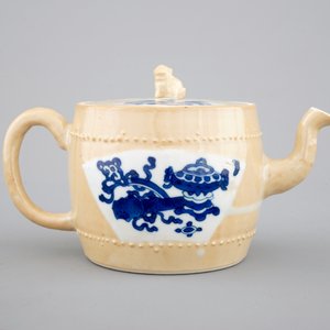 Une théière en porcelaine de Chine au fond "café au lait", époque Kangxi, ca. 1700 — photo 4