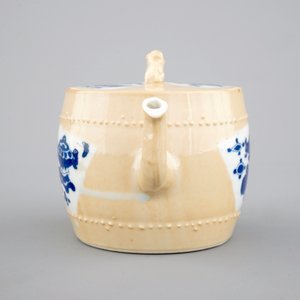 Une théière en porcelaine de Chine au fond "café au lait", époque Kangxi, ca. 1700 — photo 5