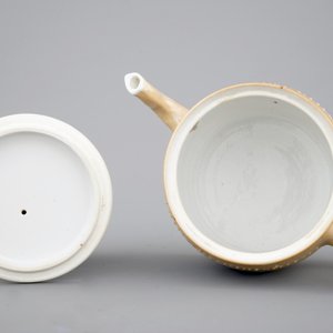 Une théière en porcelaine de Chine au fond "café au lait", époque Kangxi, ca. 1700 — photo 6