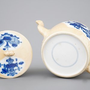 Une théière en porcelaine de Chine au fond "café au lait", époque Kangxi, ca. 1700 — photo 7