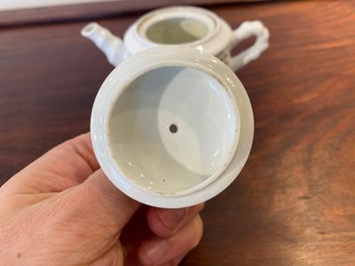 A Chinese 'calligraphy' teapot and cover, Jiangxi Porcelain Company, 20th C. — 照片 4
