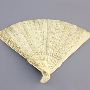 A Chinese Canton carved ivory fan in original presentation box, 19th C. — foto 1
