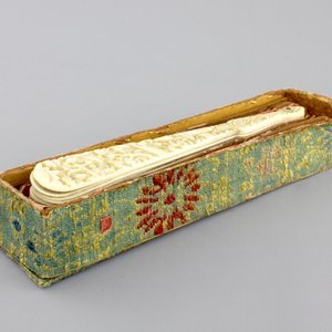 A Chinese Canton carved ivory fan in original presentation box, 19th C. — foto 3