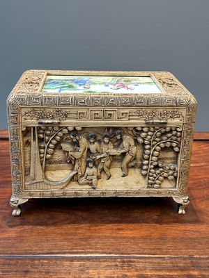 A Chinese Canton carved wooden casket with a famille rose plaque, Republic — photo 3