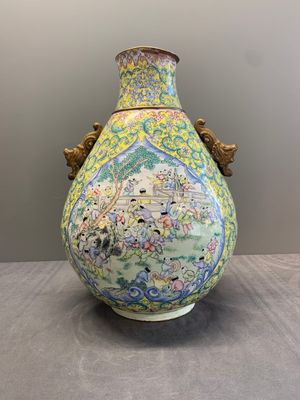 A Chinese Canton enamel '100 boys' 'hu' vase, 20th C. — photo 1