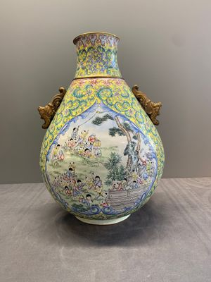 A Chinese Canton enamel '100 boys' 'hu' vase, 20th C. — photo 3