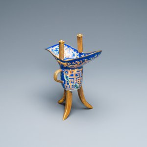A Chinese Canton enamel and gilt bronze ritual wine vessel, 'jue', 18/19th C. — photo 1