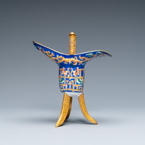 A Chinese Canton enamel and gilt bronze ritual wine vessel, 'jue', 18/19th C. — photo 5