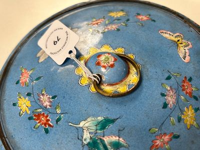 A Chinese Canton enamel blue-ground circular hand mirror, early 19th C. — foto 12