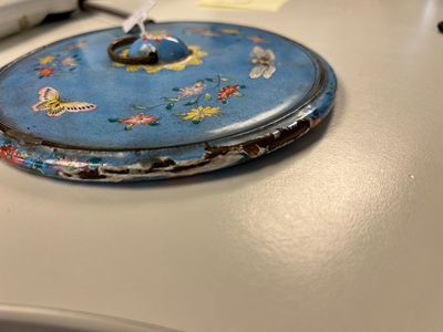 A Chinese Canton enamel blue-ground circular hand mirror, early 19th C. — foto 10