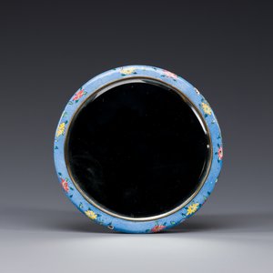 A Chinese Canton enamel blue-ground circular hand mirror, early 19th C. — foto 2