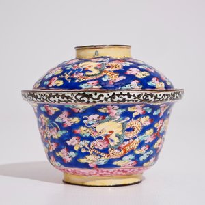 A Chinese Canton enamel blue ground dragon cup and saucer, 19th C. — 照片 4