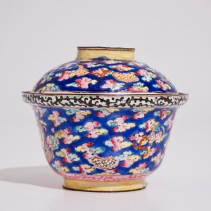 A Chinese Canton enamel blue ground dragon cup and saucer, 19th C. — 照片 5