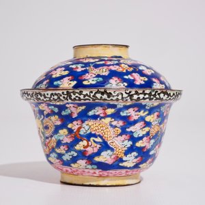 A Chinese Canton enamel blue ground dragon cup and saucer, 19th C. — 照片 7