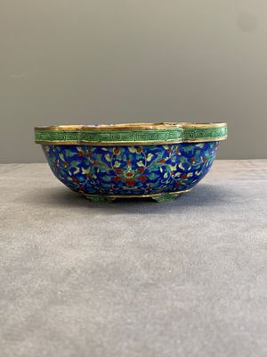 A Chinese Canton enamel blue-ground jardinière, Qianlong — 照片 1