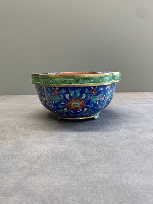 A Chinese Canton enamel blue-ground jardinière, Qianlong — 照片 2